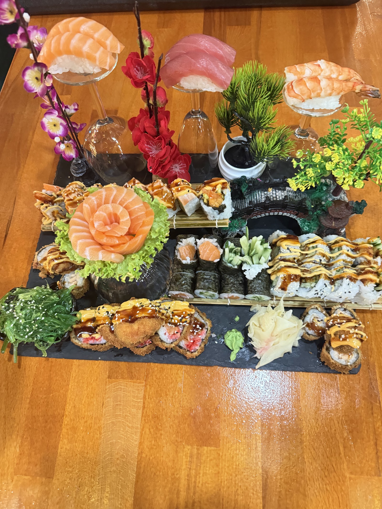Große Sushi-Platte mit Lachs, Garnelen und Maki-Rollen